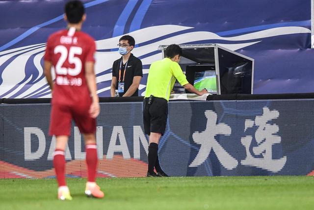 3-1绝杀！足坛疯狂一夜：国足有惊无险挺进决赛，点球淘汰黑马，决赛对阵出炉